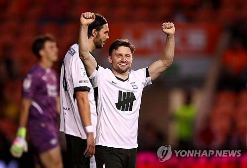 버밍엄 시티가 1일(한국시간) 영국 블랙풀에 있는 블룸필드 로드에서 열린 블랙풀과의 2024-2025시즌 리그1(3부) 45라운드 원정 경기에서 2-0으로 승리했다. 버밍엄은 이날 승리로 승점 108점(33승9무3패)이 됐다. 2위 렉섬(승점89)과의 격차는 무려 19점 차다.연합뉴스