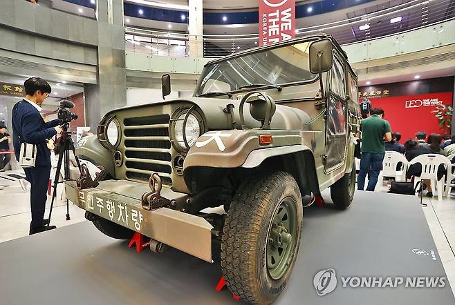 이게 바로 30년 전 자율주행차 (서울=연합뉴스) 진연수 기자 = 30일 오후 서울 성북구 고려대학교 박물관에서 열린 개교 120주년 기념 특별전 '120년의 高·動(고·동), 미래 지성을 매혹하다' 개막식에 한민홍 교수의 자율주행차 KARV-1호가 전시되어 있다. 2025.4.30 jin90@yna.co.kr