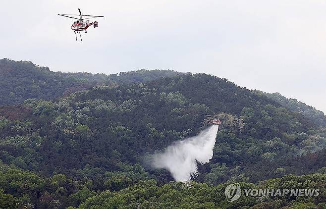 잔불 정리 및 뒷불 대비 (대구=연합뉴스) 김현태 기자 = 23시간 만에 진화됐다가 잔불 정리 중 재발화해 확산했던 대구 북구 함지산 산불이 다시 진화 완료된 가운데 1일 현장에서 진화헬기가 잔불 정리 및 뒷불 대비 작업을 하고 있다. 2025.5.1 mtkht@yna.co.kr