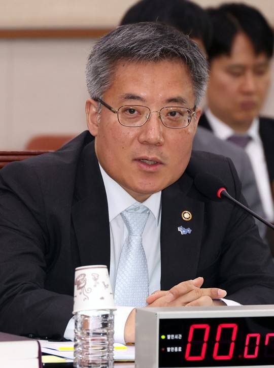 김석우 법무부 차관이 2일 오전 서울 여의도 국회에서 열린 법제사법위원회 전체회의에서 의원 질의에 답변하고 있다. 사진=뉴시스