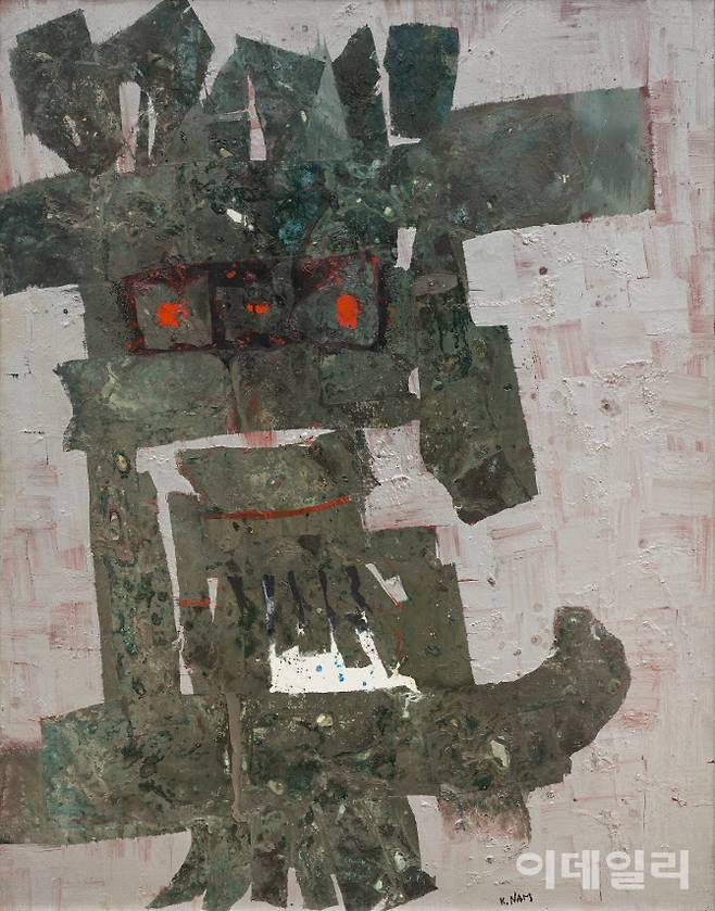 남관의 ‘태고’(1967). 프랑스로 이주한 뒤 동양 정서, 고대 전설 등을 교차하며 현대적 추상에 집요하게 빠져들던 시기의 대표작이다. 가라앉은 무채색, 그 사이에 찍힌 색점이 눈처럼, 얼굴처럼 보인다. 얼핏 신라시대 왕관의 형상도 떠오른다. 엉겨붙은 저 흔적 뒤론 작가가 겪은 ‘전쟁의 기억’이 녹아 있다. 이 시절을 돌아보며 “코도 눈도 입도 제자리에 붙어 있지 않은 일그러진 상, 동양의 옛 고적에 새겨진 이끼 덮인 읽을 수 없는 문자들이 내 머리를 꽉 채운다”고 했더랬다. 캔버스에 유화 물감, 146×114㎝. 국립현대미술관 소장.