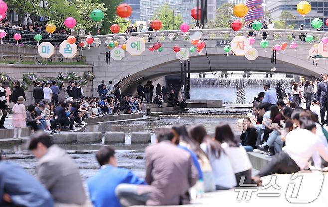 봄보다는 초여름에 가까운 날씨를 보인 지난달 30일 오후 서울 청계천을 찾은 시민들이 가벼운 옷차림으로 즐거운 점심시간을 보내고 있다. 2025.4.30/뉴스1 ⓒ News1 박지혜 기자