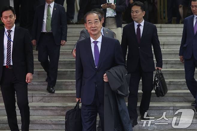 한덕수 대통령 권한대행 국무총리가 1일 오후 서울 종로구 정부서울청사에서 대국민담화를 통해 사퇴를 표명한 뒤 청사를 나서고 있다. (공동취재) 2025.5.1/뉴스1 ⓒ News1 임세영 기자