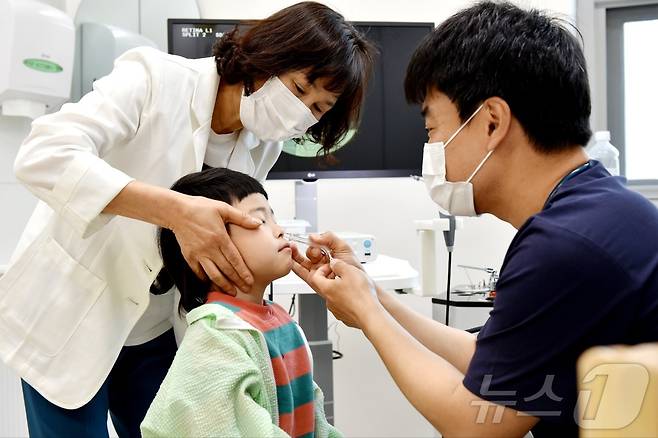 2일 오전 전남 곡성보건의료원에 마련된 소아과 진료실에서 아이들이 진료를 받고 있다. 곡성은 1960년 소아과 전문의 제도가 생긴 이래 이날 처음으로 상시 소아과가 들어섰다.2025.5.2/뉴스1 ⓒ News1 김동수 기자