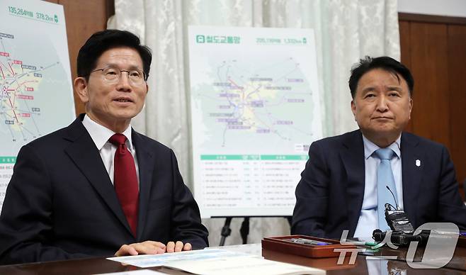 김문수 국민의힘 대선 경선 후보가 1일 충북도청에서 김영환 지사를 만나 지역 현안을 듣고 있다. 2025.5.1/뉴스1 ⓒ News1 김용빈 기자