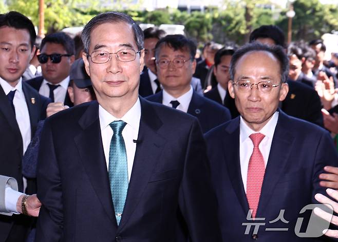 한덕수 전 국무총리가 2일 오전 서울 여의도 국회에 도착해 대통령 선거 출마 선언을 하기 위해 추경호 국민의힘 의원과 함께 소통관으로 향하고 있다. 2025.5.2/뉴스1 ⓒ News1 김민지 기자