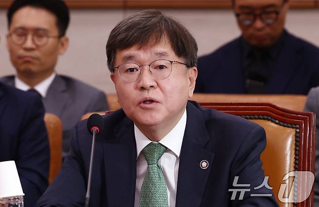 배형원 법원행정처 차장이 2일 오전 서울 여의도 국회에서 열린 법제사법위원회 전체회의에서 의원 질의에 답변하고 있다. 2025.5.2/뉴스1 ⓒ News1 김민지 기자