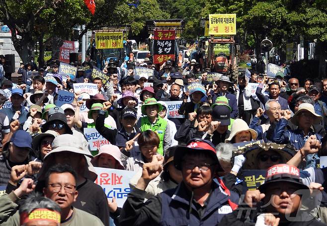 제주 농민들이 2일 오후 제주도청 앞에서 제21대 대통령 선거 후보들을 향해 농민기본법 제정 등을 촉구하고 있다. 2025.5.2/뉴스1 ⓒ News1 오미란 기자