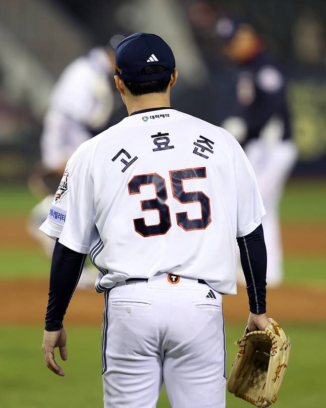 두산 고효준이 1일 잠실구장에서 열린 2025 KBO리그 KT전에서 8회 1사 후 마운드에 오르고 있다. 사진 | 두산 베어스