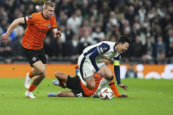 토트넘 손흥민이 영국 런던 토트넘 홋스퍼 스타디움에서 열린 2024~2025 유럽축구연맹(UEFA) 유로파리그 8강 1차전 프랑크푸르트전에서 상대와 엉키며 발 부상을 당했다. 사진 | 런던=AP연합뉴스