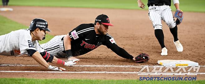 타격 후 전력으로 달려오던 심우준도 헤드 퍼스트 슬라이딩을 시도했다