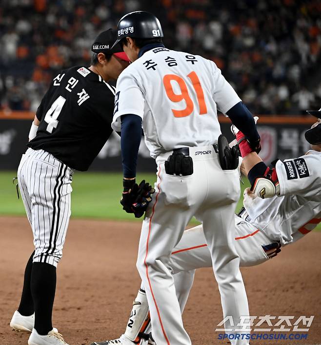 신민재의 도움을 받아 일어서는 심우준, 그렇다면 비디오 판독의 결과는?