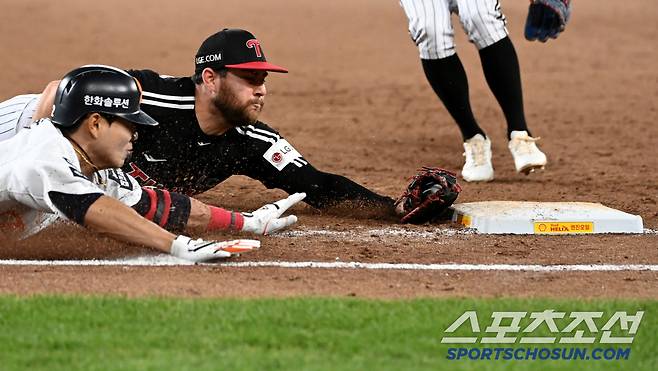 오스틴의 미트가 먼저 1루 베이스에 닿은 상황, 판정은 세이프에서 아웃으로 번복