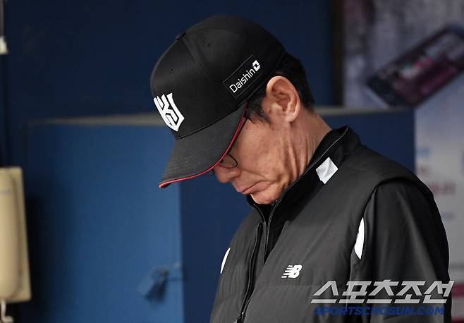 29일 잠실구장에서 열린 두산 베어스와 KT 위즈의 경기. 이강철 감독이 생각에 잠겨 있다. 잠실=박재만 기자 pjm@sportschosun.com/2025.04.29/