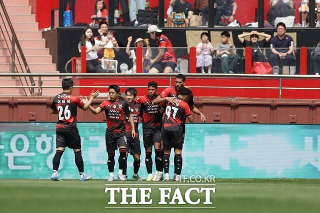 김천상무를 상대로 연승을 노리는 포항 선수들./K리그