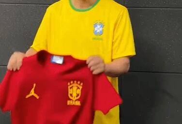 로메우 제마 주지사가 빨간색 유니폼을 들고 있는 모습./엑스(X·옛 트위터)