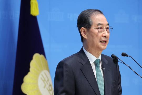 한덕수 전 국무총리가 2일 서울 여의도 국회 소통관에서 대통령 선거 출마를 선언하고 있다. 연합뉴스