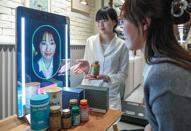 고객이 현대백화점 목동점 네슬레 헬스사이언스 매장에서 AI 기반 헬스케어 전문 기기 ‘아누라 매직미러(Anura Magic Mirror)’를 체험하고 있는 모습.ⓒ현대백화점