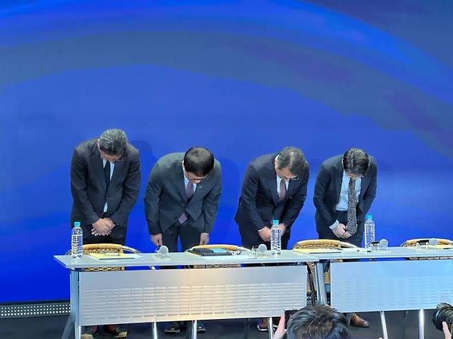 유영상 SK텔레콤 대표이사(오른쪽 두번째)를 비롯한 경영진들이 2일 오전 서울 중구 SKT타워에서 열린 미디어 브리핑에서 유심 정보 해킹 사고와 관련해 고개 숙여 사과하고 있다.ⓒ데일리안 이주은 기자