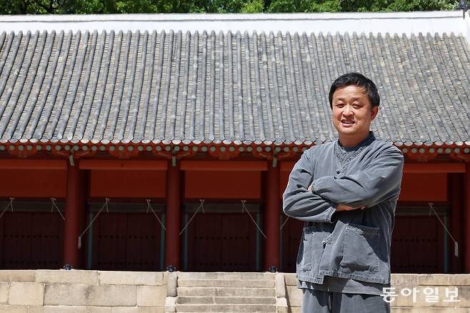 지난달 30일 서울 종로구 종묘 정전 앞에서 만난 김창대 제와장. 사진 찍는 게 쑥스러워 한참을 머뭇거리는 모습이 어린아이의 순수함을 닮았다. 그는 “스트레스를 받다 보니 정전 기와 작업을 끝내고 지난해 수술도 받았다”며 “기와를 굽는다는 건 오랜 시간을 견디고 버티는 행위”라고 말했다. 전영한 기자 scoopjyh@donga.com