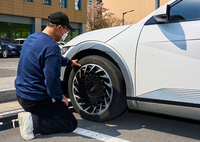 3년 만에 누적 주행거리 66만 km를 기록한 아이오닉 5와 차주 이영흠 씨. 현대차그룹 제공