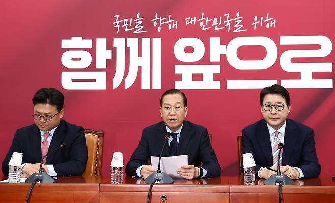 권영세 국민의힘 비상대책위원장이 1일 서울 여의도 국회에서 이재명 더불어민주당 대통령 후보 선거법 위반 대법원 파기환송 판결 관련 기자회견을 하고 있다. 2025.5.1 뉴스1