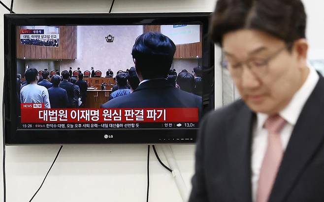 이재명 더불어민주당 대통령 후보의 공직선거법 위반 사건에 대해 대법원이 유죄 취지 파기환송 판결을 내린 가운데 1일 서울 여의도 국회에서 권성동 국민의힘 원내대표가 나서고 있다. 2025.5.1 뉴스1