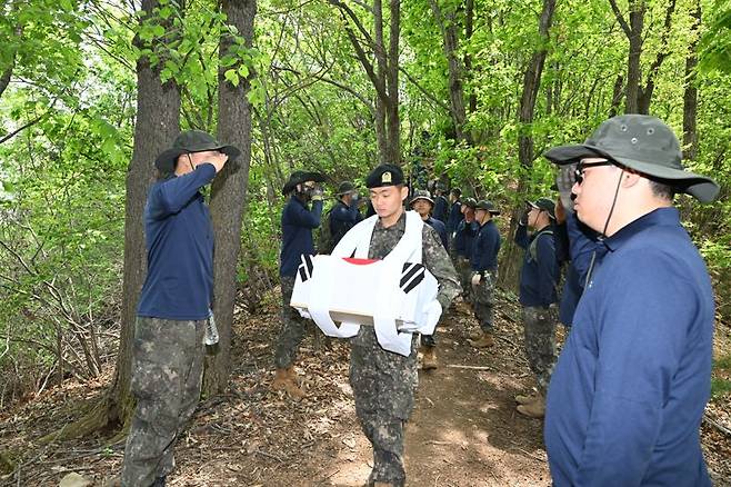 2일 약식제례를 마치고 대대 임시봉안소로 유해를 옮기는 장병들의 모습. 국방부 제공
