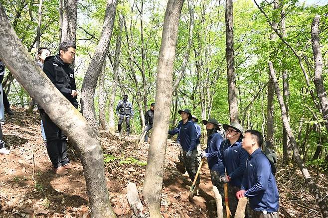 2일 유해발굴 현장에서 수도기계화보병사단 장병들과 소통하고 있는 최태성 역사 커뮤니케이터. 국방부 제공