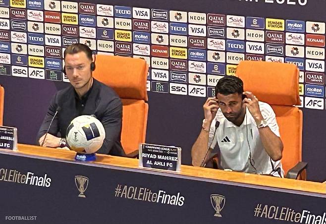마티아스 야이슬레 알아흘리 감독과 리야드 마레즈. 김정용 기자