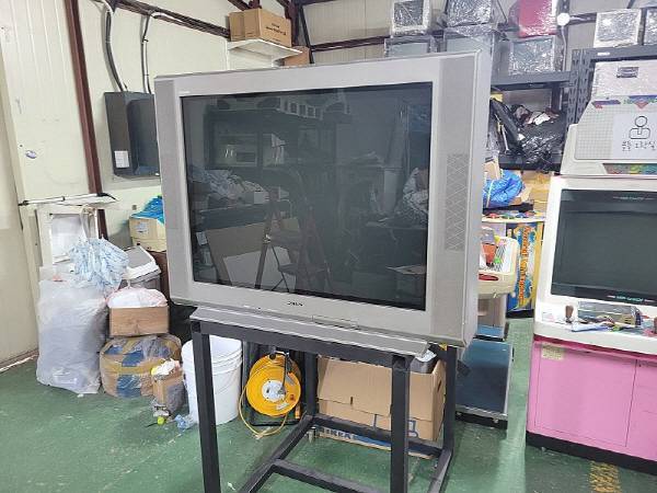 36인치 소니 CRT TV의 위용. 어마어마하다. 뒤에 콜플 오락실 게임기가 29인치다..