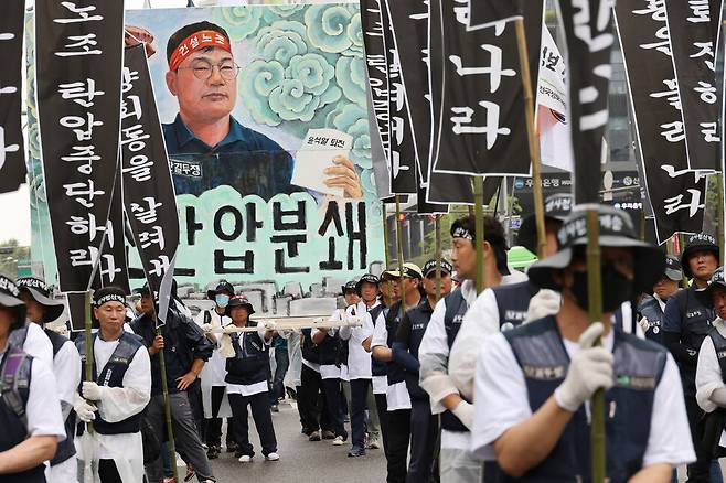 윤석열 정부의 ‘건폭’ 몰이에 항의하며 분신한 고 양회동 민주노총 건설노조 강원건설지부 3지대장의 장례 행렬이 2023년 6월21일 서울 서대문역 사거리를 지나 경찰청으로 향하고 있다. 류우종 기자 wjryu@hani.co.kr