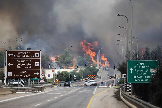 30일(현지시각) 이스라엘 예루살렘과 텔아비브 중간에 위치한 도시 라트룬 지역에서 산불이 도로 인근까지 번졌다. 라트룬/로이터 연합뉴스