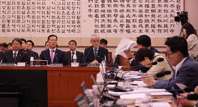 2일 오후 서울 여의도 국회에서 열린 법제사법위원회 전체회의에서 천대엽 법원행정처장이 의원 질의에 답하고 있다. 신소영 기자 viator@hani.co.kr