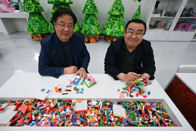 지난달 22일 서울 성동구 서울새활용플라자에서 차강희(왼쪽) 서울디자인재단 대표와 이채진 코끼리공장 대표가 재활용 레고로 모형을 만들고 있다. 강예진 기자