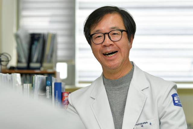 지난달 28일 경기 의정부시 의정부성모병원에서 이해국 정신건강의학과 교수가 유튜브 중독에 대해 설명하고 있다. 남동균 인턴기자