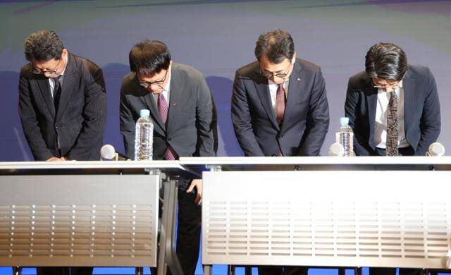 유영상 SK텔레콤 대표이사(왼쪽 세 번째)를 포함한 경영진이 2일 서울 중구 SKT타워에서 열린 유심 정보 유출 관련 일일 브리핑에서 허리 숙여 사과하고 있다. 연합뉴스