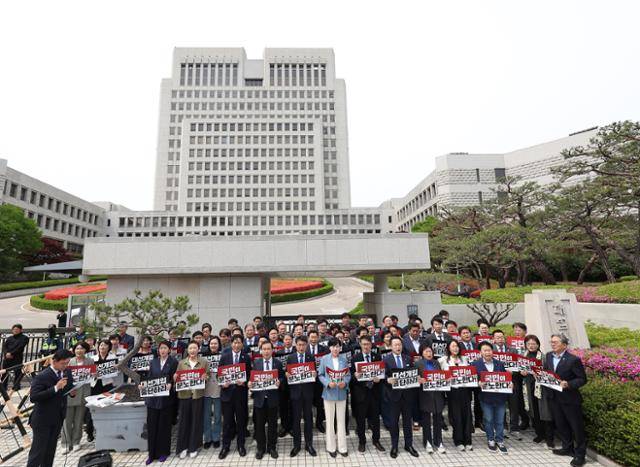 더불어민주당 의원들이 2일 서울 서초구 대법원 앞에서 이재명 대선 후보의 공직선거법 위반 사건 상고심 결과(유죄 취지 파기환송)를 규탄하는 구호를 외치고 있다. 연합뉴스