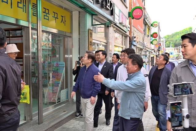 ▲ 더불어 민주당 이재명 대선후보가 2일 양구중앙시장 일대를 깜짝 방문해 상인들과의 현장 대화를 이어갔다.