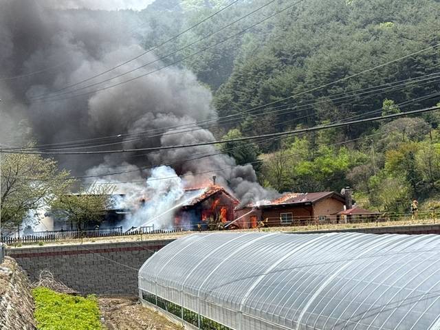 ▲ 2일 낮 12시 31분쯤 강원 인제군 기린면 방동리 모 펜션에서 불이 나 약 3시간 만에 꺼졌다. 강원도소방본부 제공