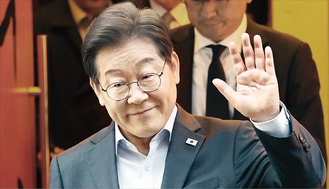 < 씁쓸한 표정 짓는 이재명 > 이재명 더불어민주당 대선 후보가 1일 서울 관철동 한 식당에서 ‘당신의 하루를 만드는, 보이지 않는 영웅들’을 주제로 배달라이더, 택배기사 등과 한 간담회를 마친 뒤 손인사를 하고 있다. /연합뉴스