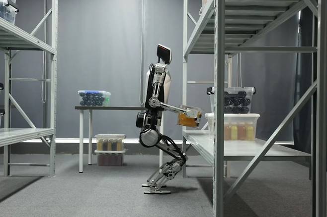 선전에 본사를 둔 림스다이나믹스의 'CL-1' 휴머노이드 로봇이 작업을 하고 있다. / 사진=림스다이나믹스