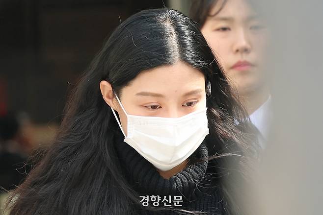 입시비리 혐의로 1심에서 벌금형을 선고받은 조국혁신당 조국 전 대표의 딸 조민씨가 항소심 선고가 끝나자 지난 23일 서울 서초구 서울중앙지법을 나오고 있다. 정효진 기자