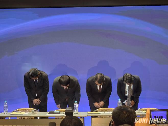 유영상 SK텔레콤 대표이사를 포함 임원진들이 2일 서울 중구 SKT타워 수펙스홀에서 열린 데일리 브리핑에서 사과를 하고 있다. 정우진 기자
