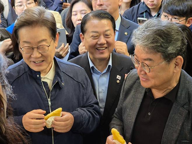 이재명 더불어민주당 대선 후보가 2일 강원도 철원의 한 시장 분식집에서 튀김을 먹고 있다. 철원=이동환 기자