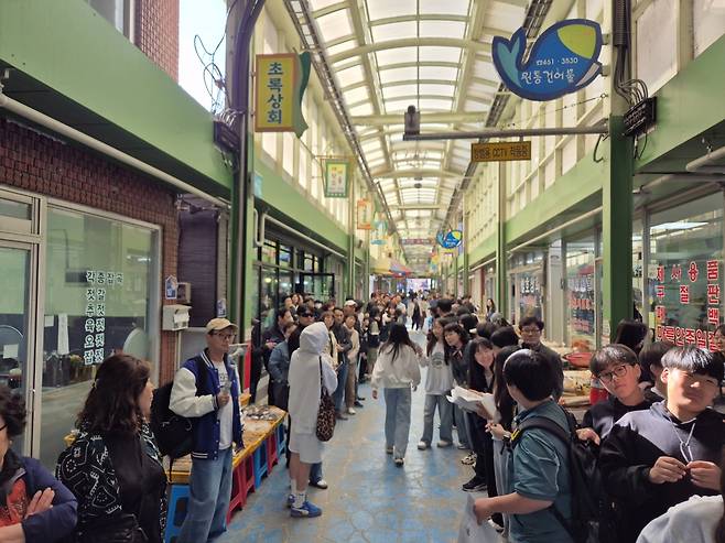 2일 강원도 인제의 한 전통시장에 이재명 더불어민주당 대선 후보를 보기 위한 인파가 몰려있다. 인제=이동환 기자