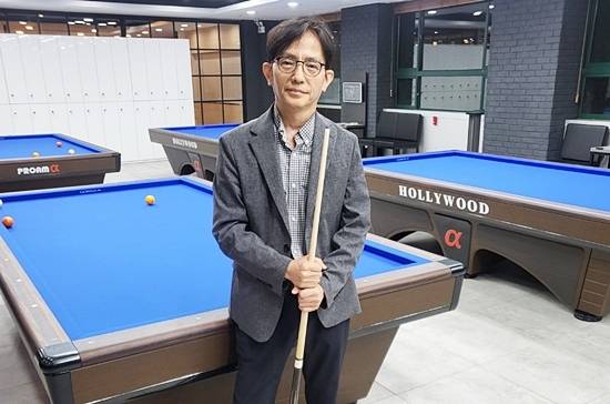 대구 계명문화대는 올해 생활체육학부에 스포츠당구 과정을 개설했다. 올해 20명이 입학했으며 이들에게는 첫 학기에 100% 장학금이 지급됐다. 스포츠당구과정 개설을 주도한 김태견 교수. (사진=김태견 교수)