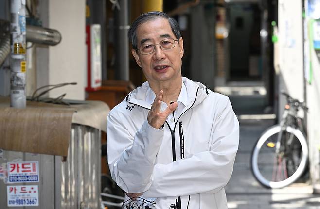 한덕수 전 국무총리가 2일 서울 종로구의 한 식당에서 오세훈 서울시장과 오찬 간담회를 마치고 백브리핑을 하고 있다. 연합뉴스