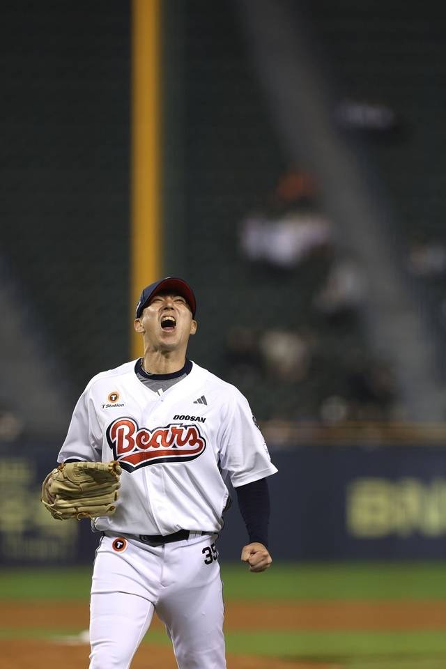 1일 잠실 KT전에서 힘껏 포효하고 있는 고효준. 사진=두산 제공
