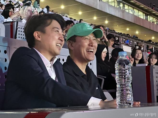 (서울=뉴스1) 김민지 기자 = 오세훈 서울시장과 이준석 개혁신당 대통령 후보가 지난 30일 서울 마포구 상암 월드컵경기장에서 열린 '서울스프링페스타 WONDER SHOW'에서 개막식을 관람하고 있다. (이준석 캠프 제공. 재판매 및 DB금지) 2025.5.1/뉴스1 Copyright (C) 뉴스1. All rights reserved. 무단 전재 및 재배포, AI학습 이용 금지. /사진=(서울=뉴스1) 김민지 기자